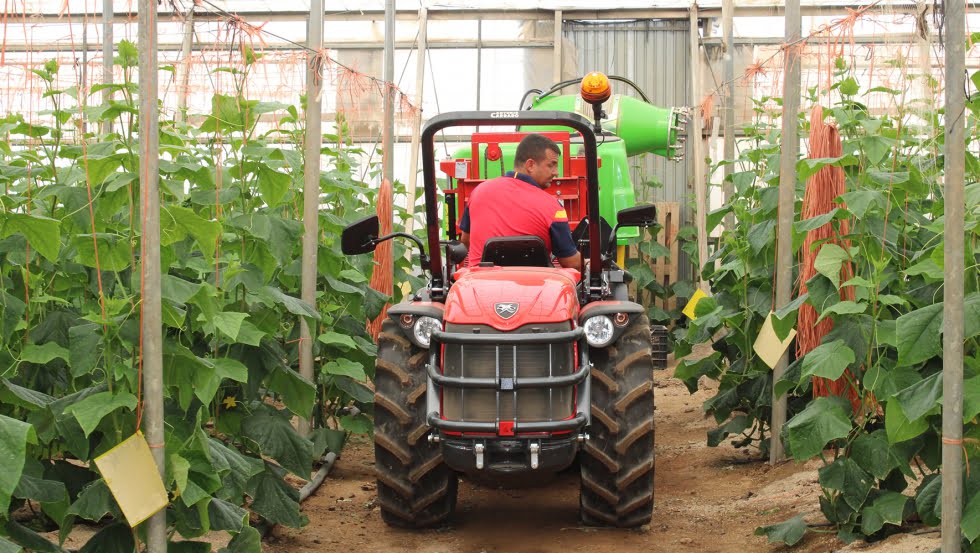 Un tractor diseñado a medida para los invernaderos